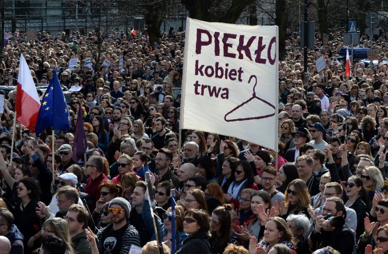 Projektligj konservator i Polonisë për abortin