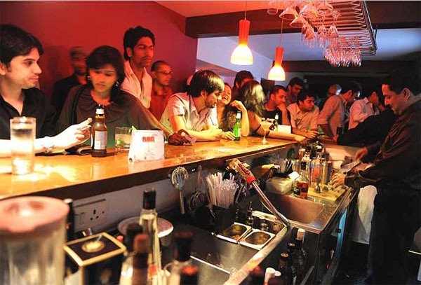 Pak diskutohet me adoleshentët për rreziqet e përdorimit pa kriter të alkoolit